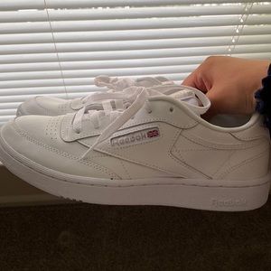 New never worn Reebok White Shoes Mens 7, Womens 9 sz